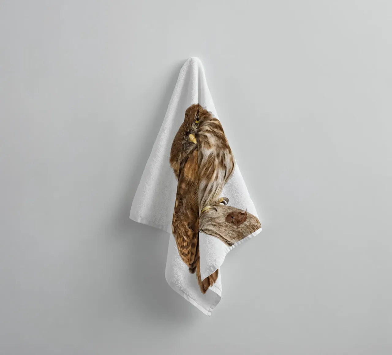 Tiny Wonder: Little Owl asciugamano da bagno da Curious Collections by Marielle Leenders