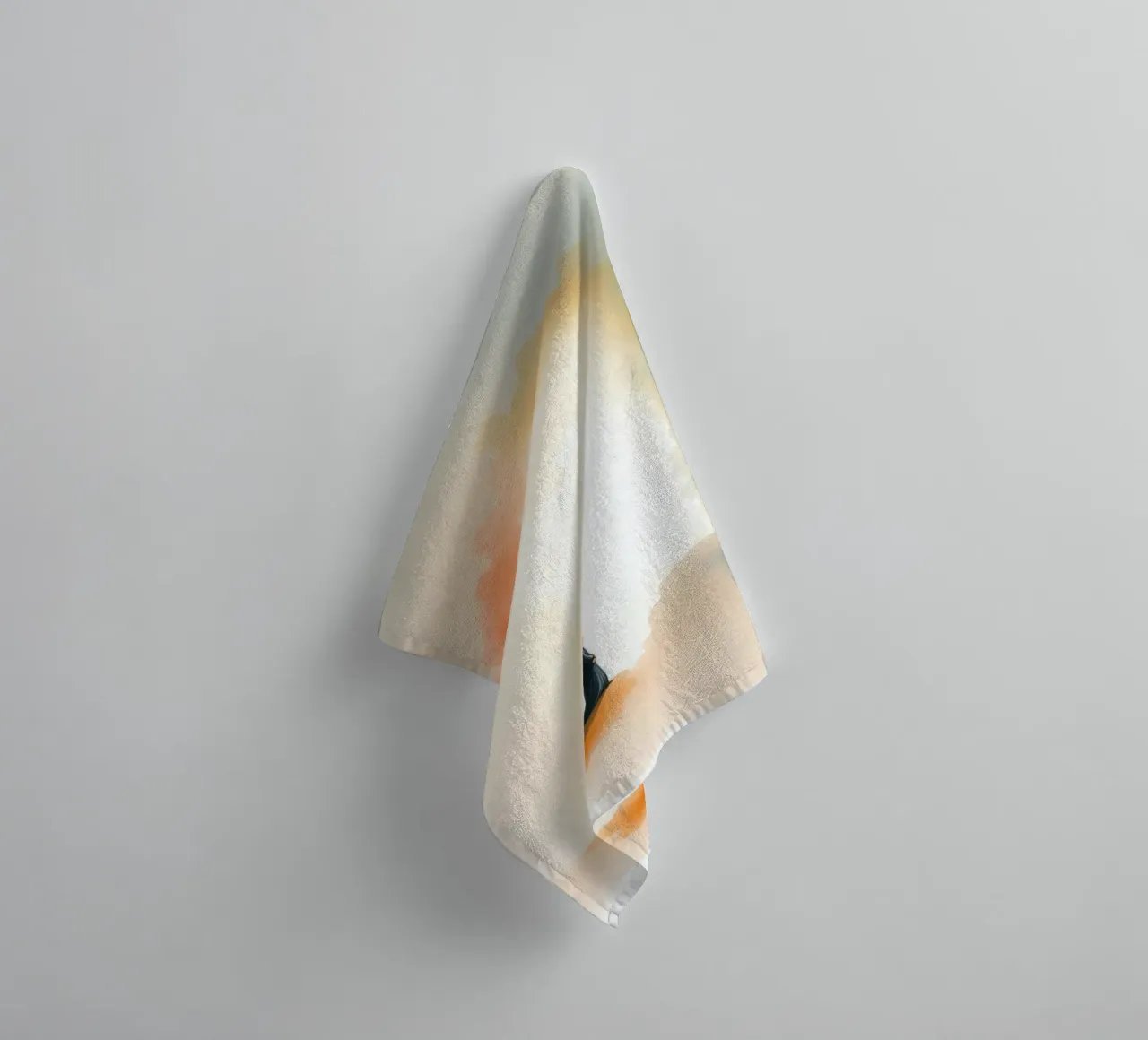 Bambino in piedi davanti a una luce colorata e a una nebbia scura all'alba asciugamano da bagno da DesignDoodle