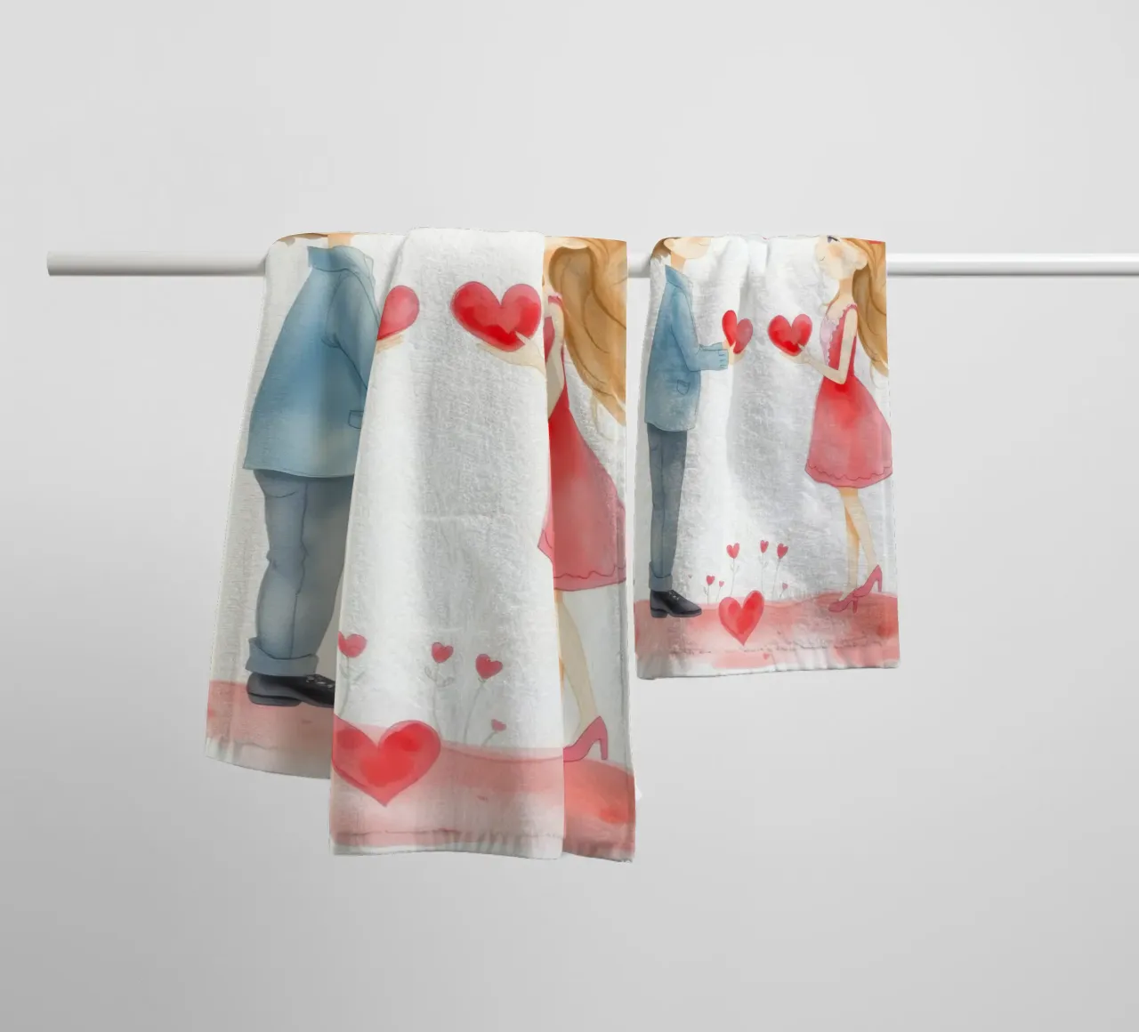 Jeune couple échangeant des symboles de cœur dans une atmosphère romantique serviette de bain de DesignDoodle