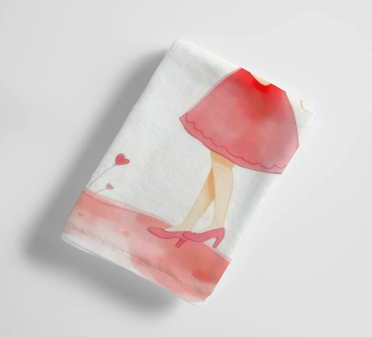 Jeune couple échangeant des symboles de cœur dans une atmosphère romantique serviette de bain de DesignDoodle