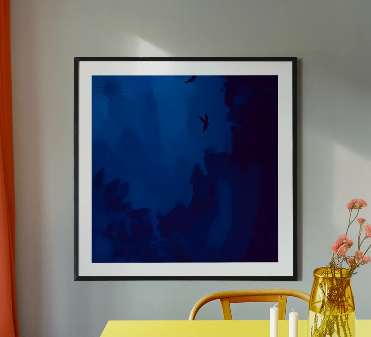Bella sagoma di uccelli in volo su sfondo blu poster con telaio in legno da DesignDoodle