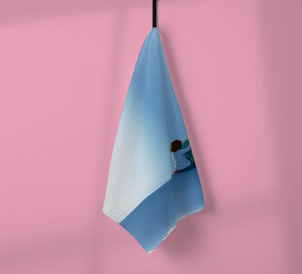 couple assis sur une surface bleue, s'embrassant doucement torchon de DesignDoodle