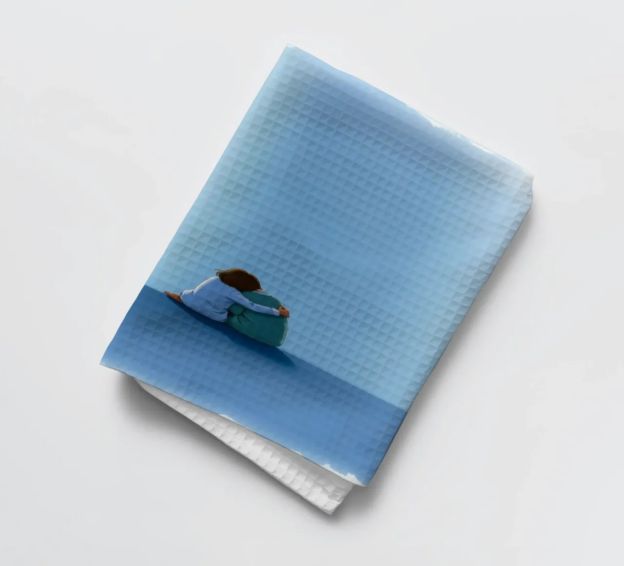 couple assis sur une surface bleue, s'embrassant doucement torchon de DesignDoodle
