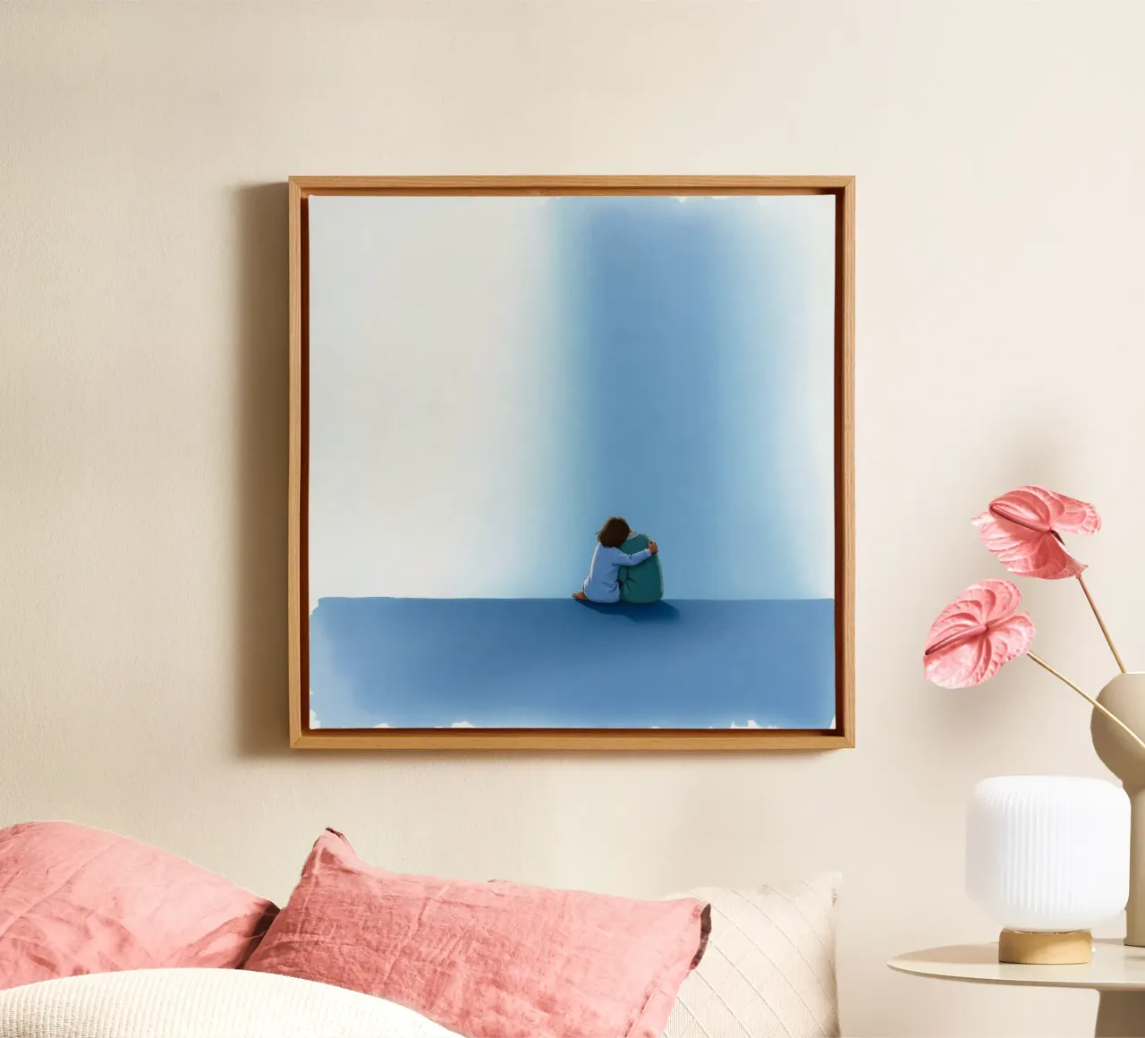 Paar, das auf einer blauen Fläche sitzt und sich sanft umarmt Leinwand mit Schattenfugenrahmen von DesignDoodle