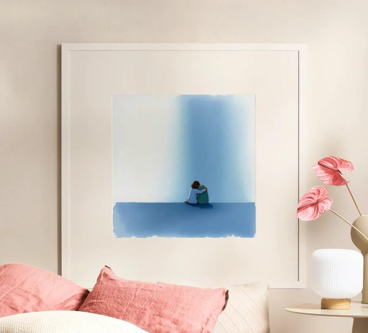 Paar, das auf einer blauen Fläche sitzt und sich sanft umarmt Poster mit Holzrahmen von DesignDoodle