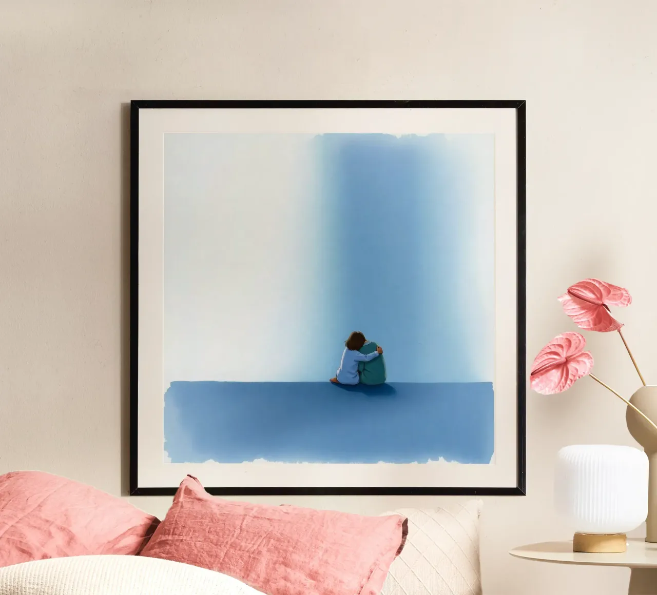 Paar, das auf einer blauen Fläche sitzt und sich sanft umarmt Poster mit Holzrahmen von DesignDoodle
