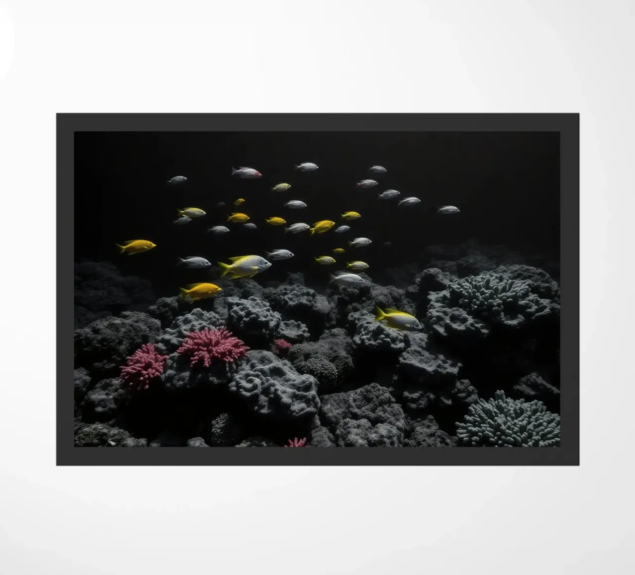 Pesci colorati nuotano tra coralli vivaci in un'oscura area subacquea. zerbino da DesignDoodle
