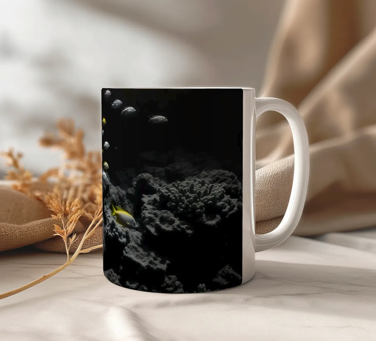 Pesci colorati nuotano tra coralli vivaci in un'oscura area subacquea. tazza in ceramica da DesignDoodle