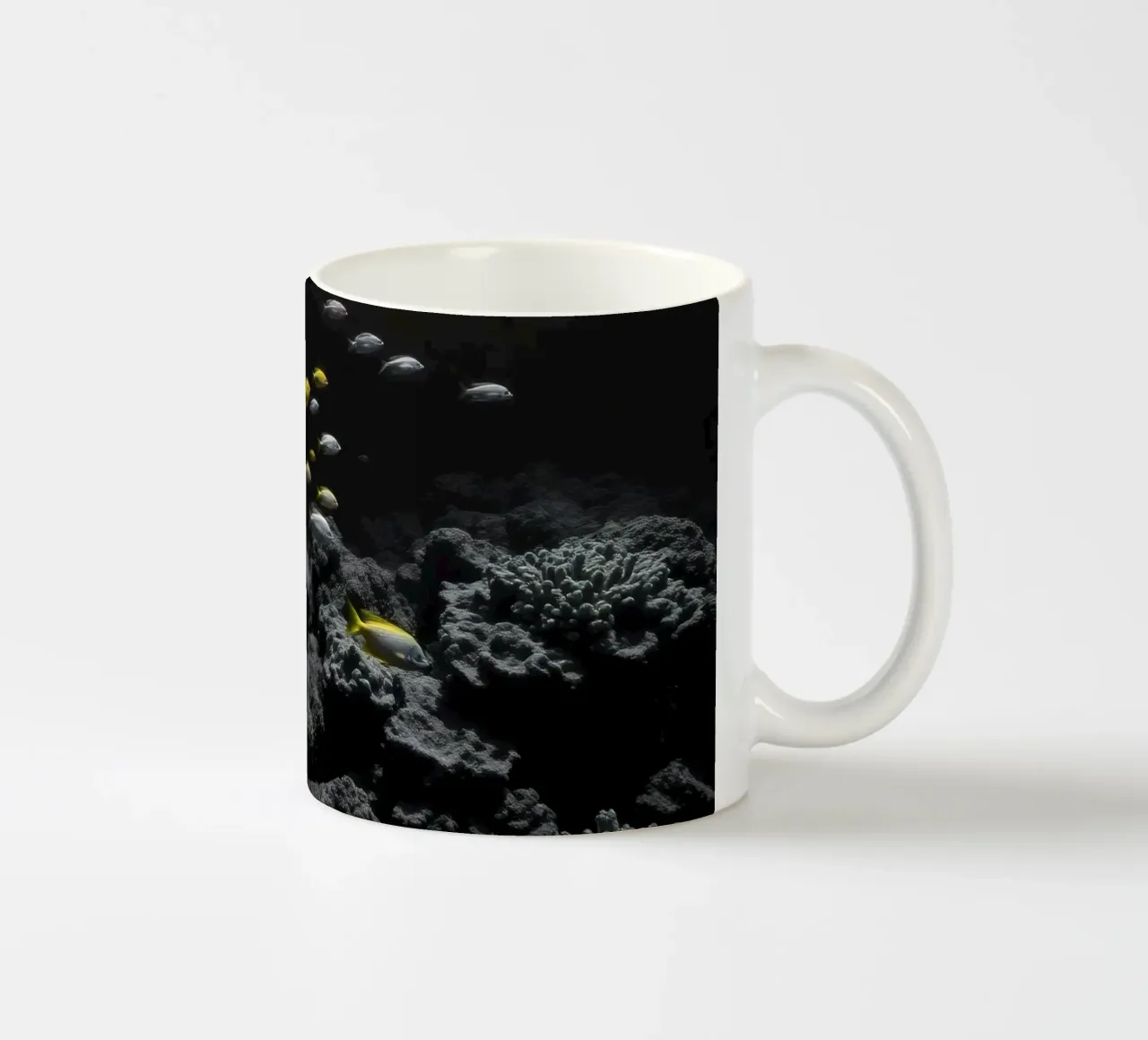 Pesci colorati nuotano tra coralli vivaci in un'oscura area subacquea. tazza in ceramica da DesignDoodle