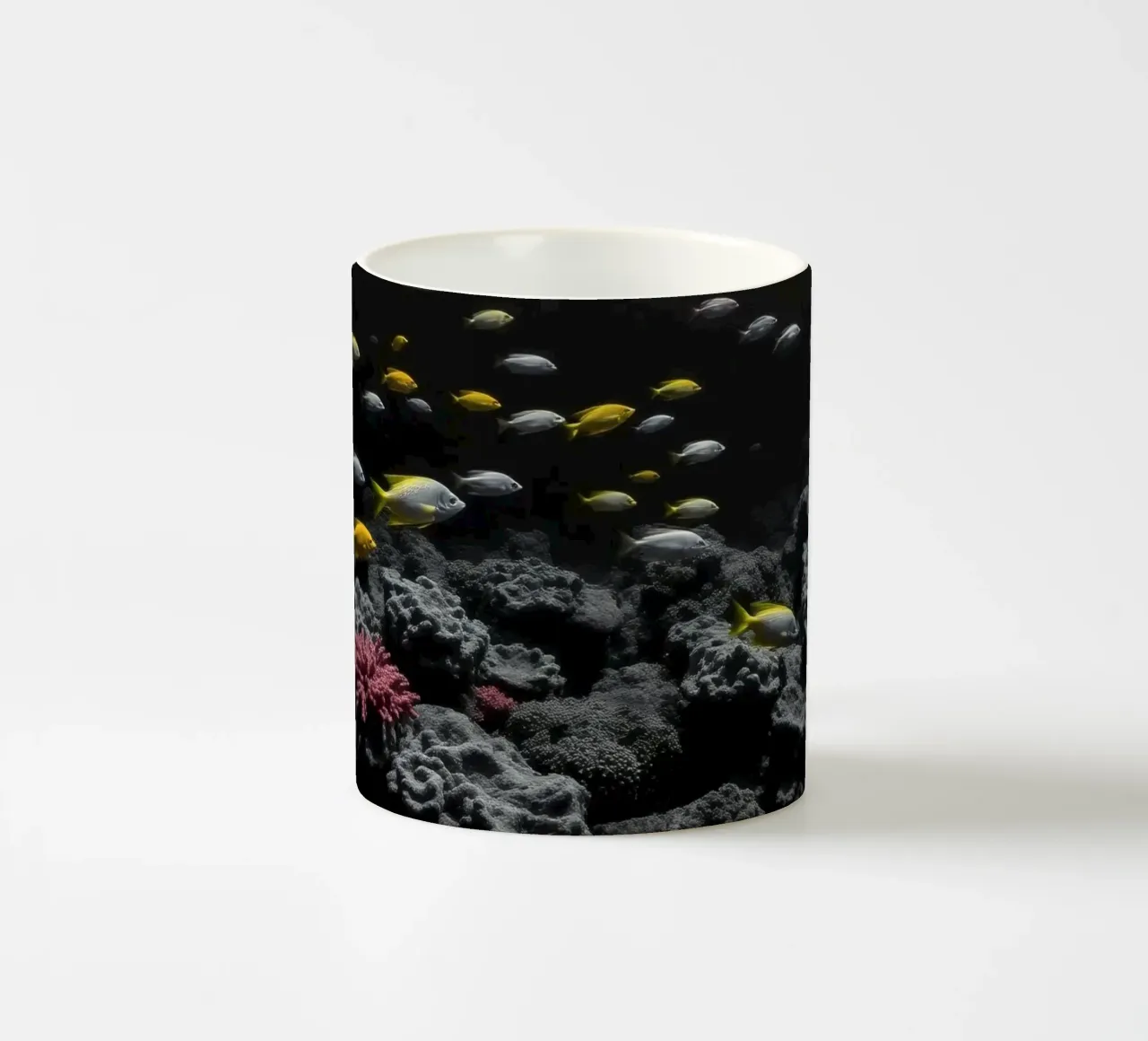 Pesci colorati nuotano tra coralli vivaci in un'oscura area subacquea. tazza in ceramica da DesignDoodle