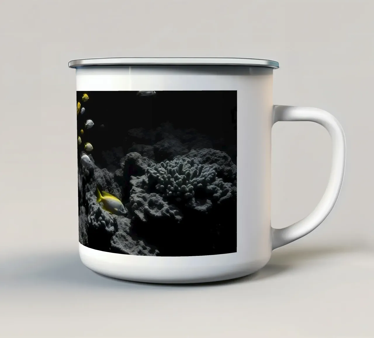 Pesci colorati nuotano tra coralli vivaci in un'oscura area subacquea. tazza in smalto da DesignDoodle