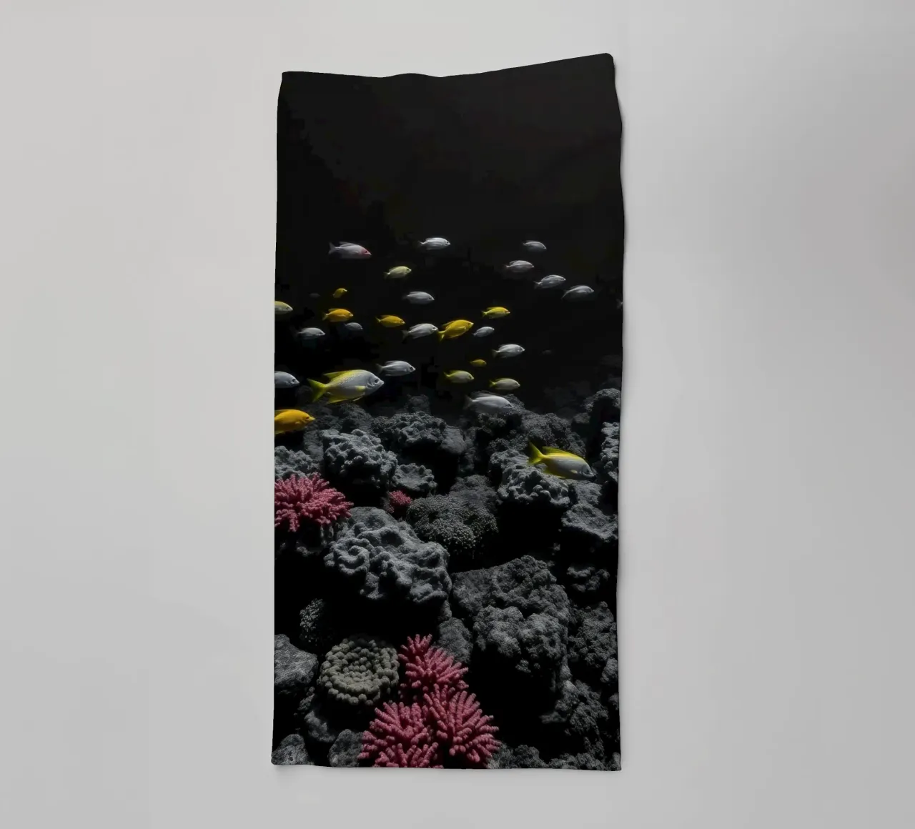 Pesci colorati nuotano tra coralli vivaci in un'oscura area subacquea. asciugamano da bagno da DesignDoodle