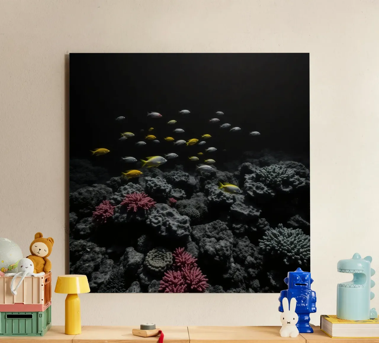 Pesci colorati nuotano tra coralli vivaci in un'oscura area subacquea. alluminio dibond da DesignDoodle