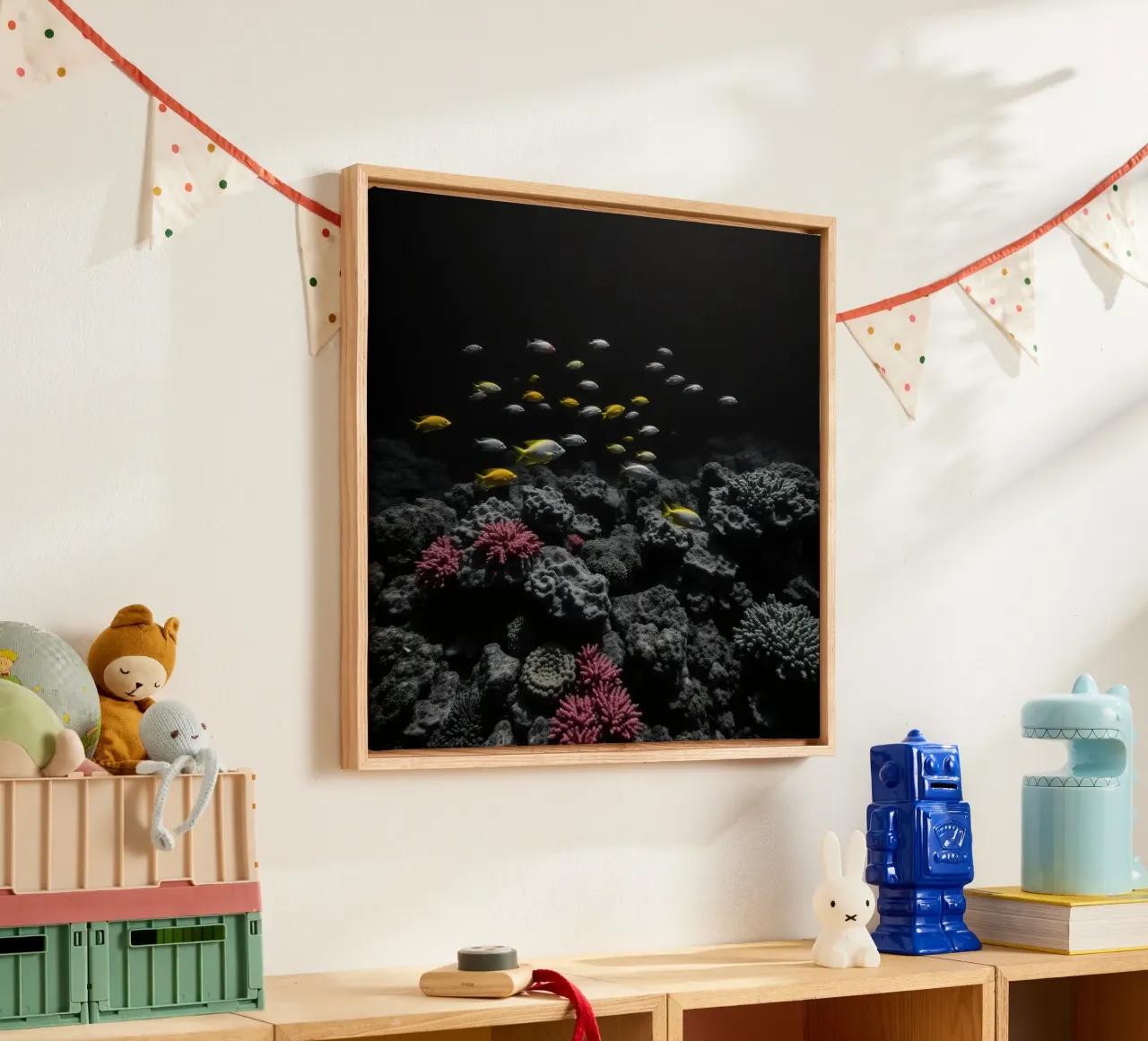 Pesci colorati nuotano tra coralli vivaci in un'oscura area subacquea. tela con Cornice a cassetta da DesignDoodle