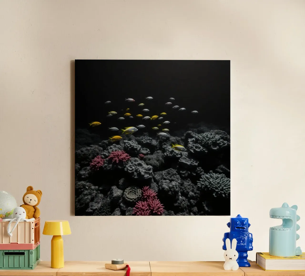 Pesci colorati nuotano tra coralli vivaci in un'oscura area subacquea. tela con Cornice a cassetta da DesignDoodle