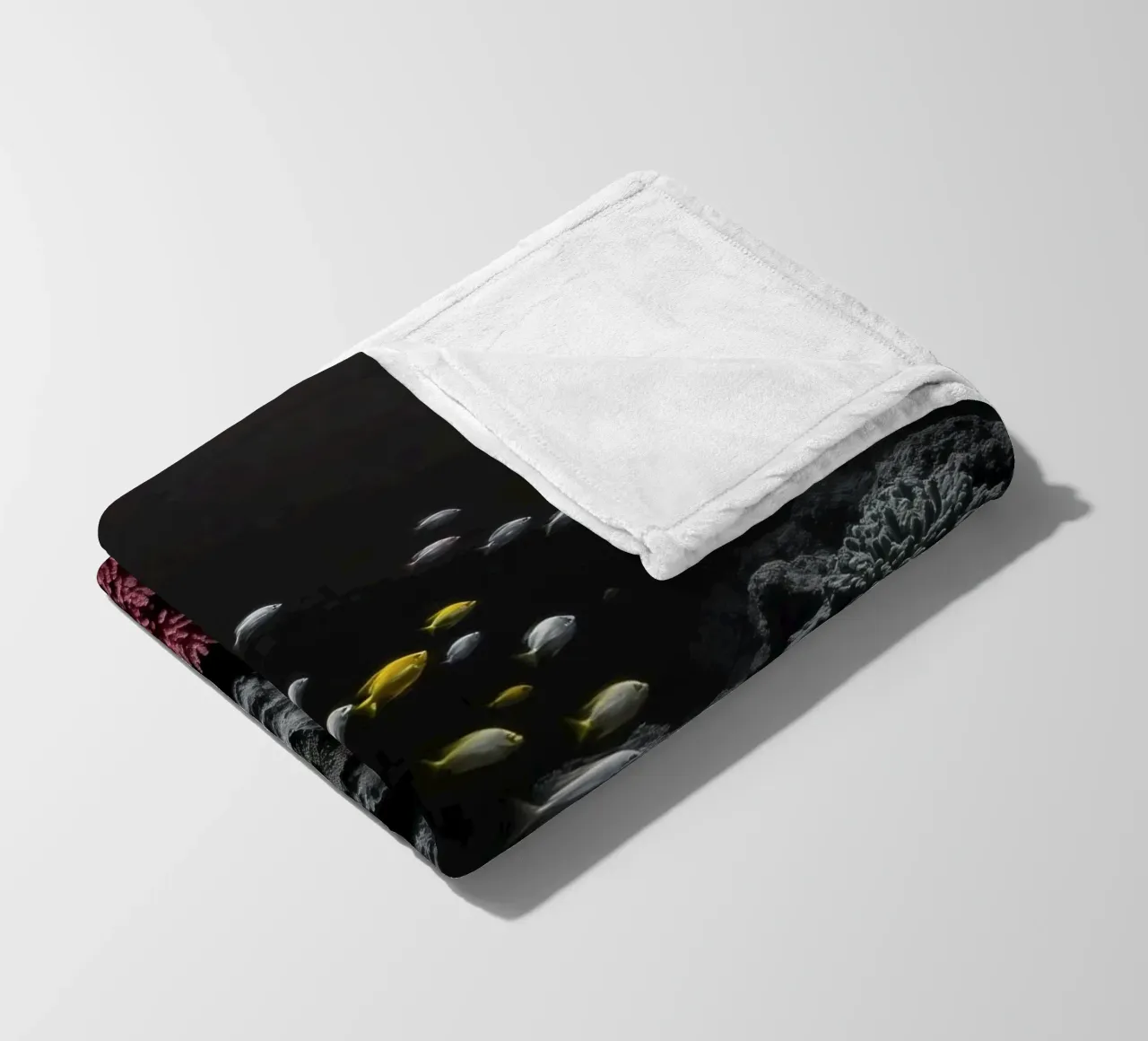 Pesci colorati nuotano tra coralli vivaci in un'oscura area subacquea. coperta in pile da DesignDoodle