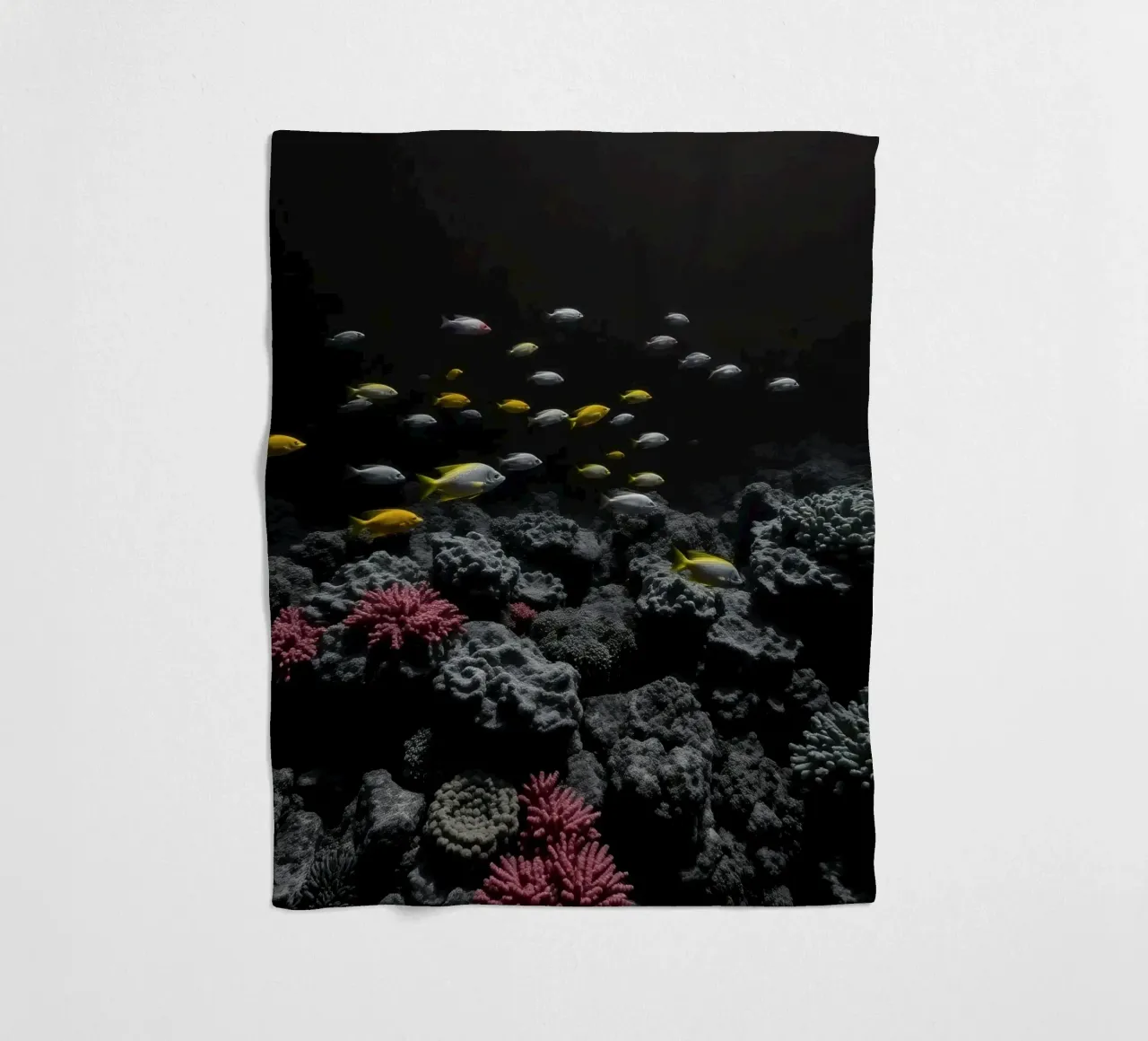 Pesci colorati nuotano tra coralli vivaci in un'oscura area subacquea. coperta in pile da DesignDoodle