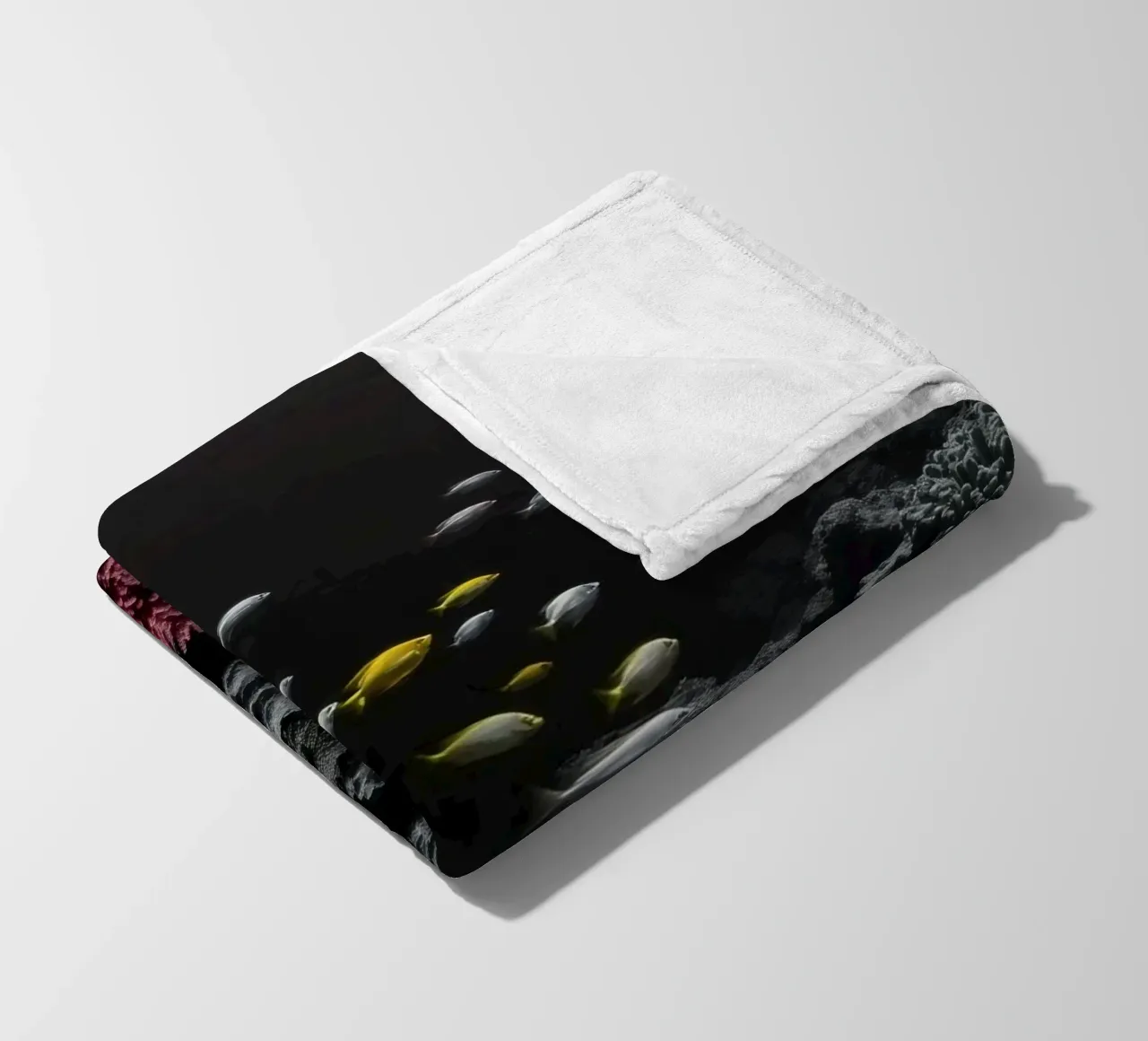Pesci colorati nuotano tra coralli vivaci in un'oscura area subacquea. coperta in pile da DesignDoodle