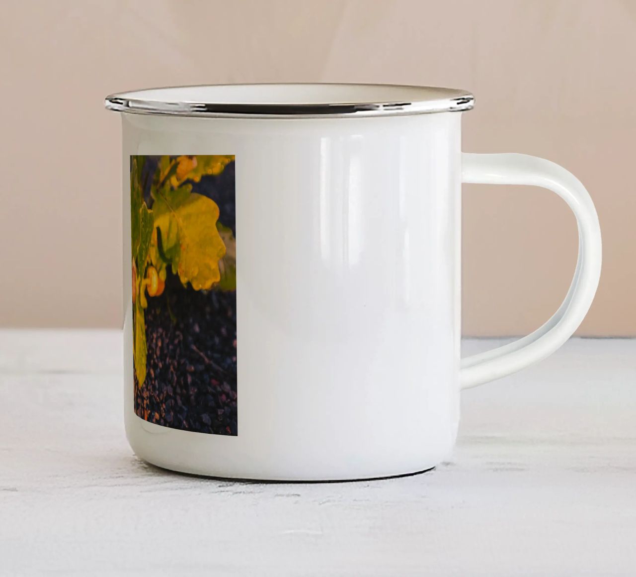 Una ghianda con una goccia d'acqua tazza in smalto da Marcus Beckert | Fotografie