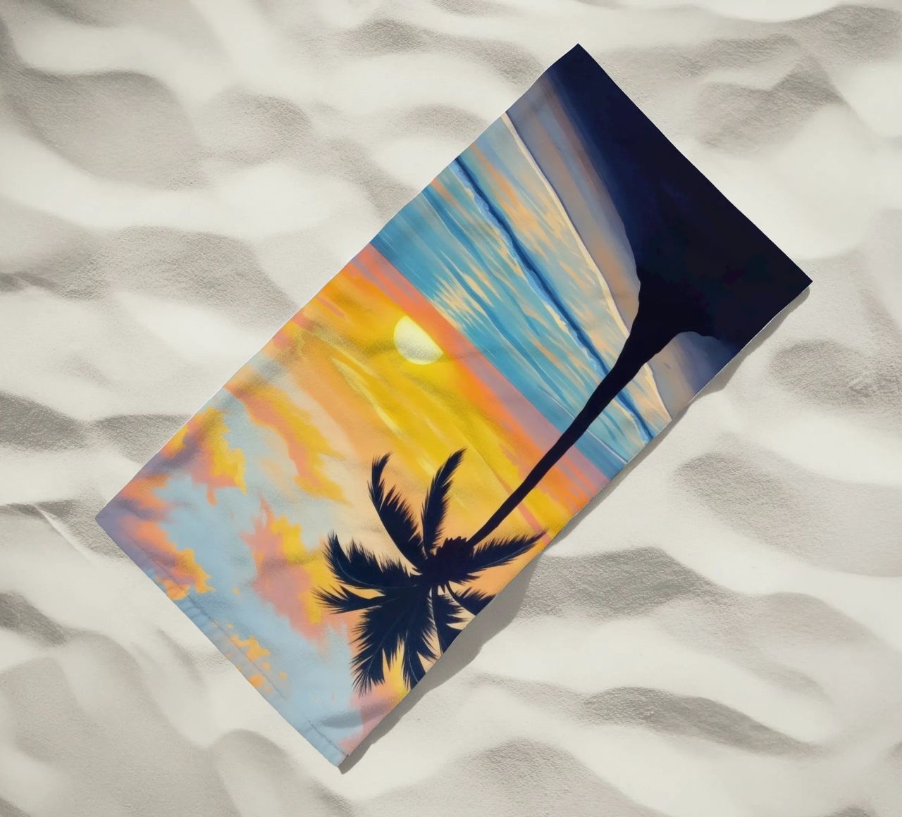 Tramonto sull'oceano con una palma solitaria sulla spiaggia telo mare da DesignDoodle