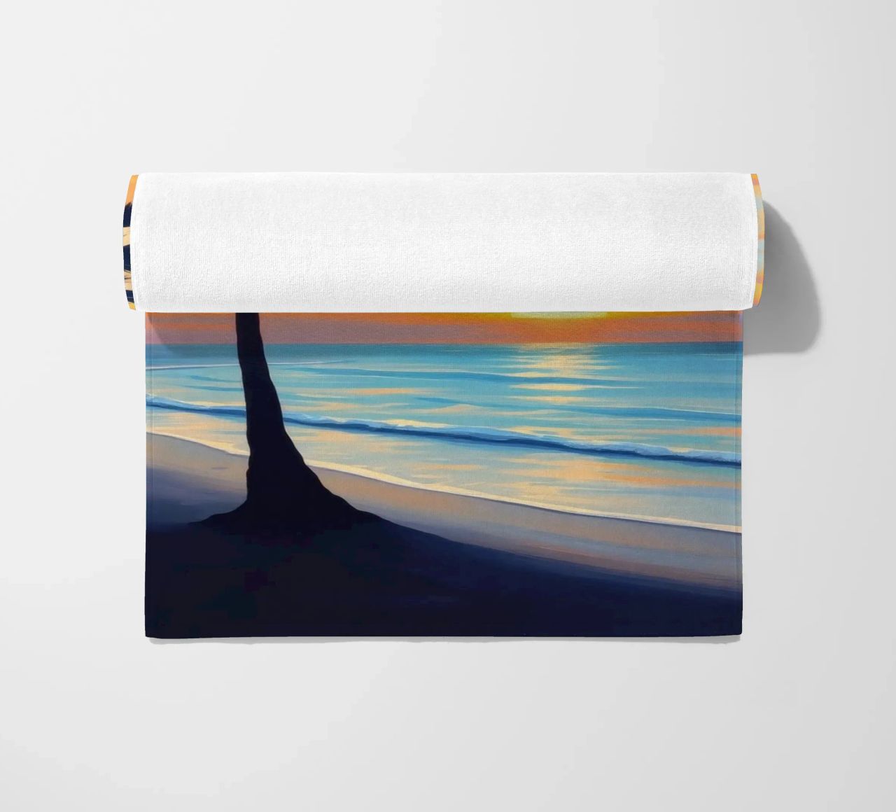 Tramonto sull'oceano con una palma solitaria sulla spiaggia telo mare da DesignDoodle
