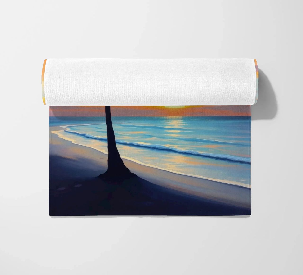 Tramonto sull'oceano con una palma solitaria sulla spiaggia telo mare da DesignDoodle
