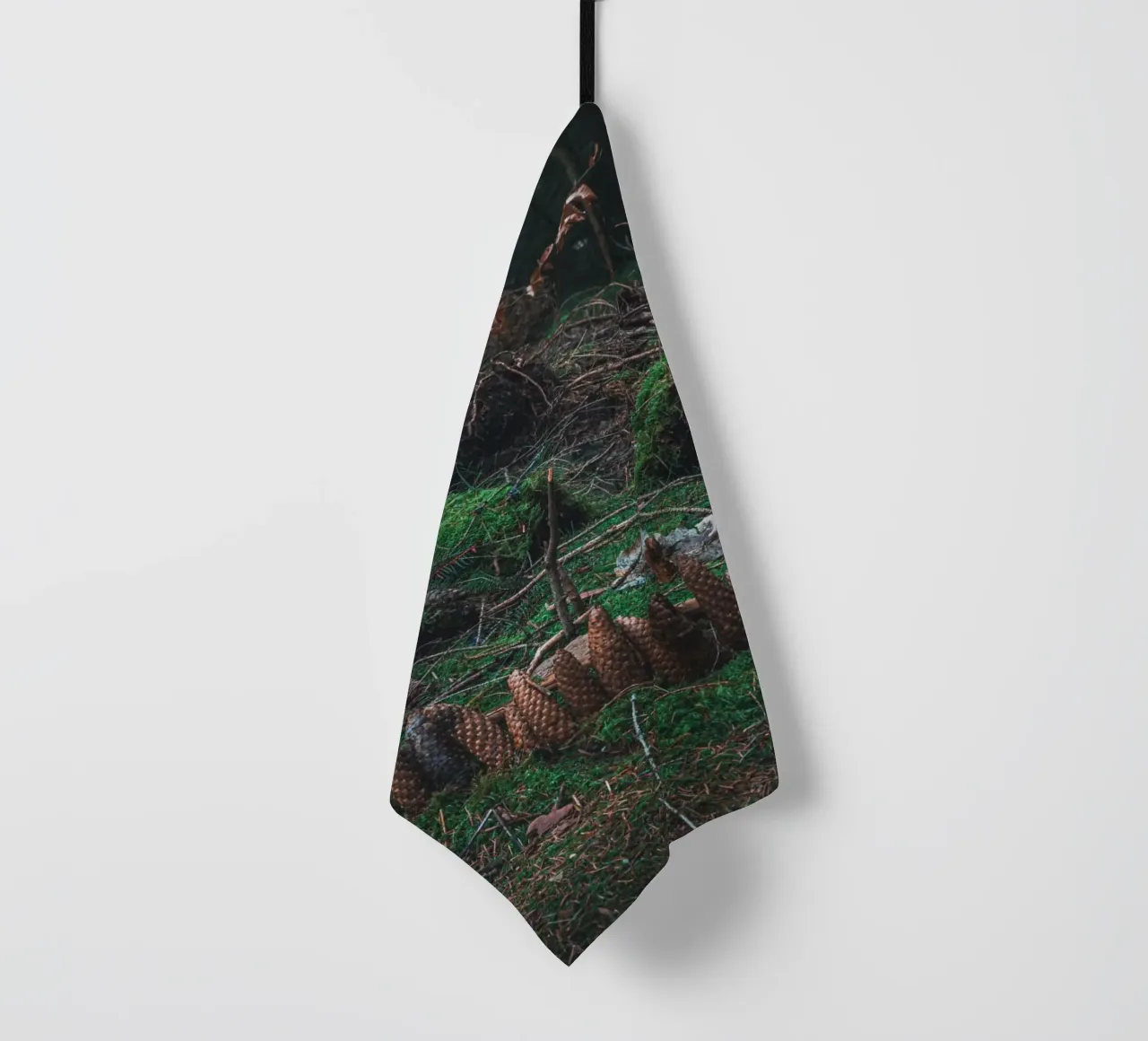 Small structure made of moss and pine cones in the Thuringian Forest tea towel by Marcus Beckert | Fotografie