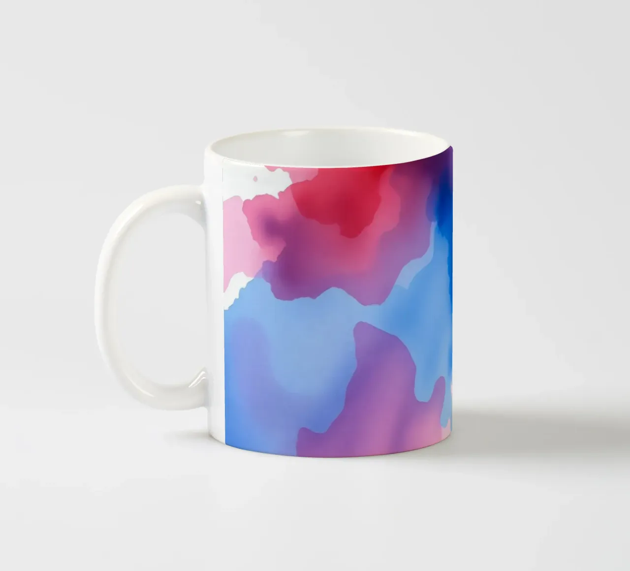Silhouette colorata di una donna che suona uno strumento tazza in ceramica da DesignDoodle