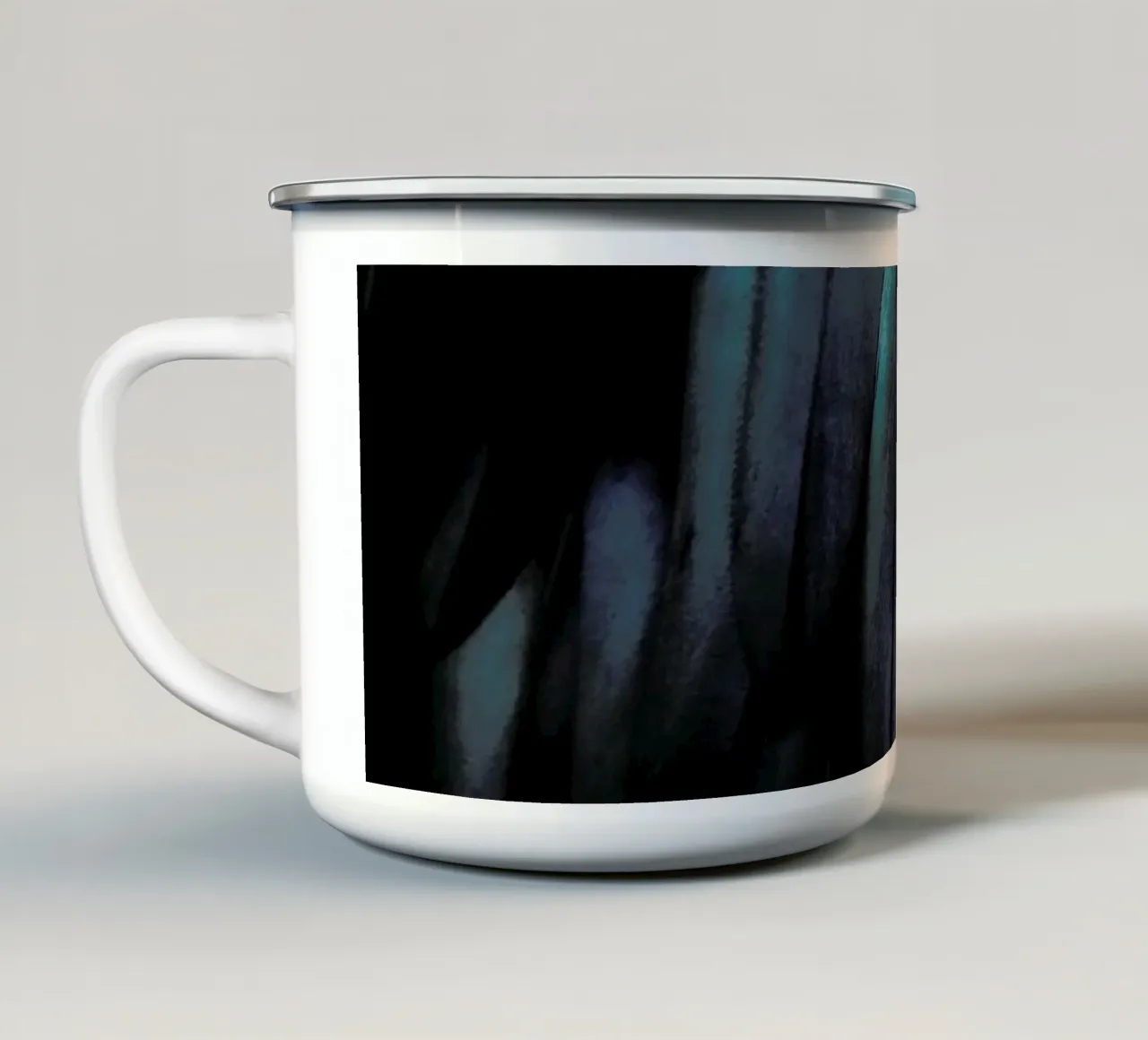Dark Feathers tazza in smalto da Monika Strigel