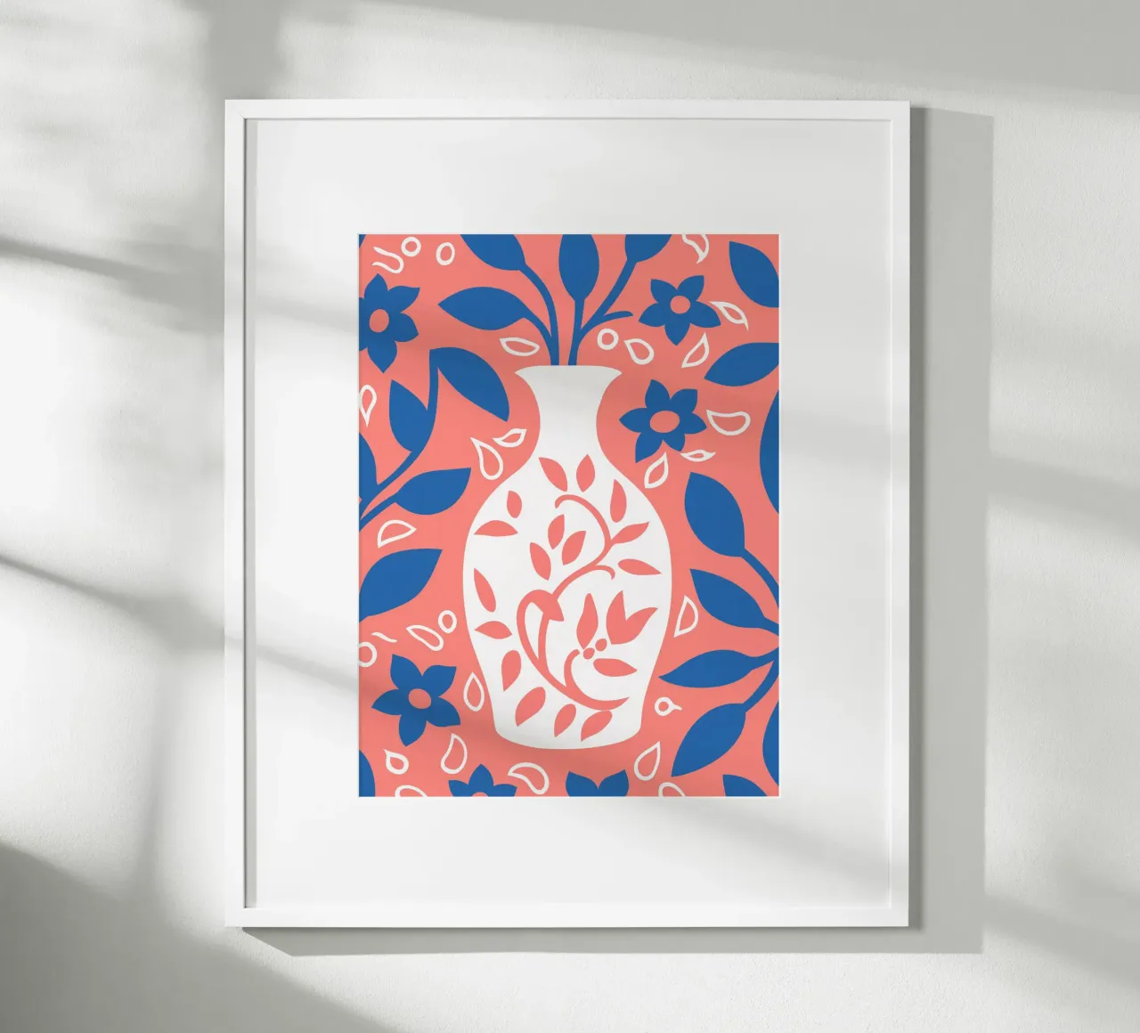 Natura morta con vaso e molti ornamenti poster con telaio in alluminio da Autofocus