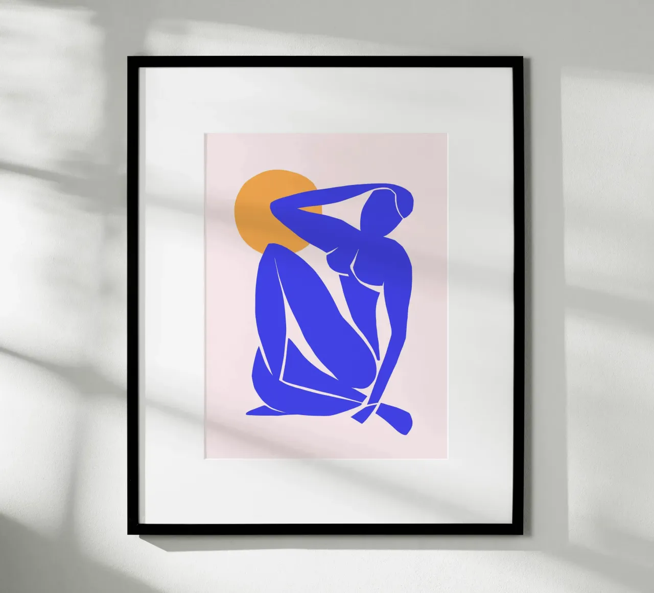 Von Matisse inspirierte abstrakte blaue Dame in der Sonne Poster mit Holzrahmen von Dominique Vari