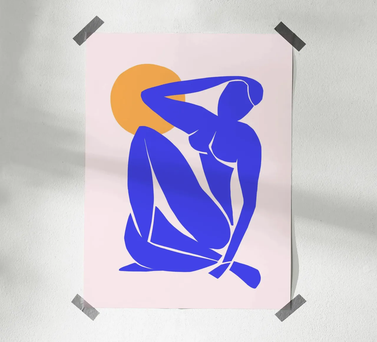 Von Matisse inspirierte abstrakte blaue Dame in der Sonne Poster mit Holzrahmen von Dominique Vari