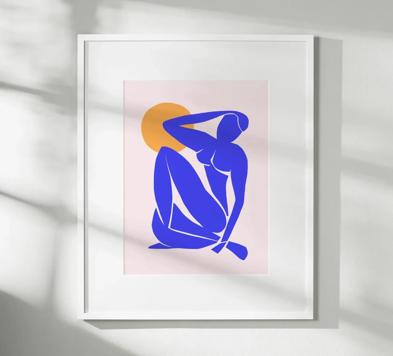 Von Matisse inspirierte abstrakte blaue Dame in der Sonne Poster mit Holzrahmen von Dominique Vari