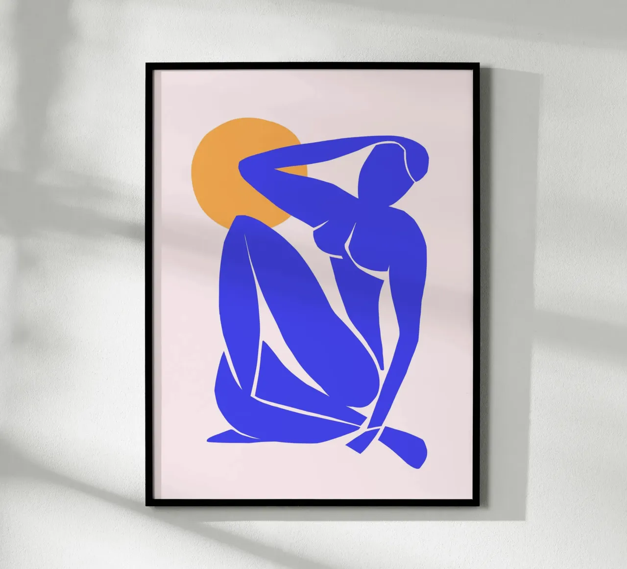 Von Matisse inspirierte abstrakte blaue Dame in der Sonne Poster mit Holzrahmen von Dominique Vari