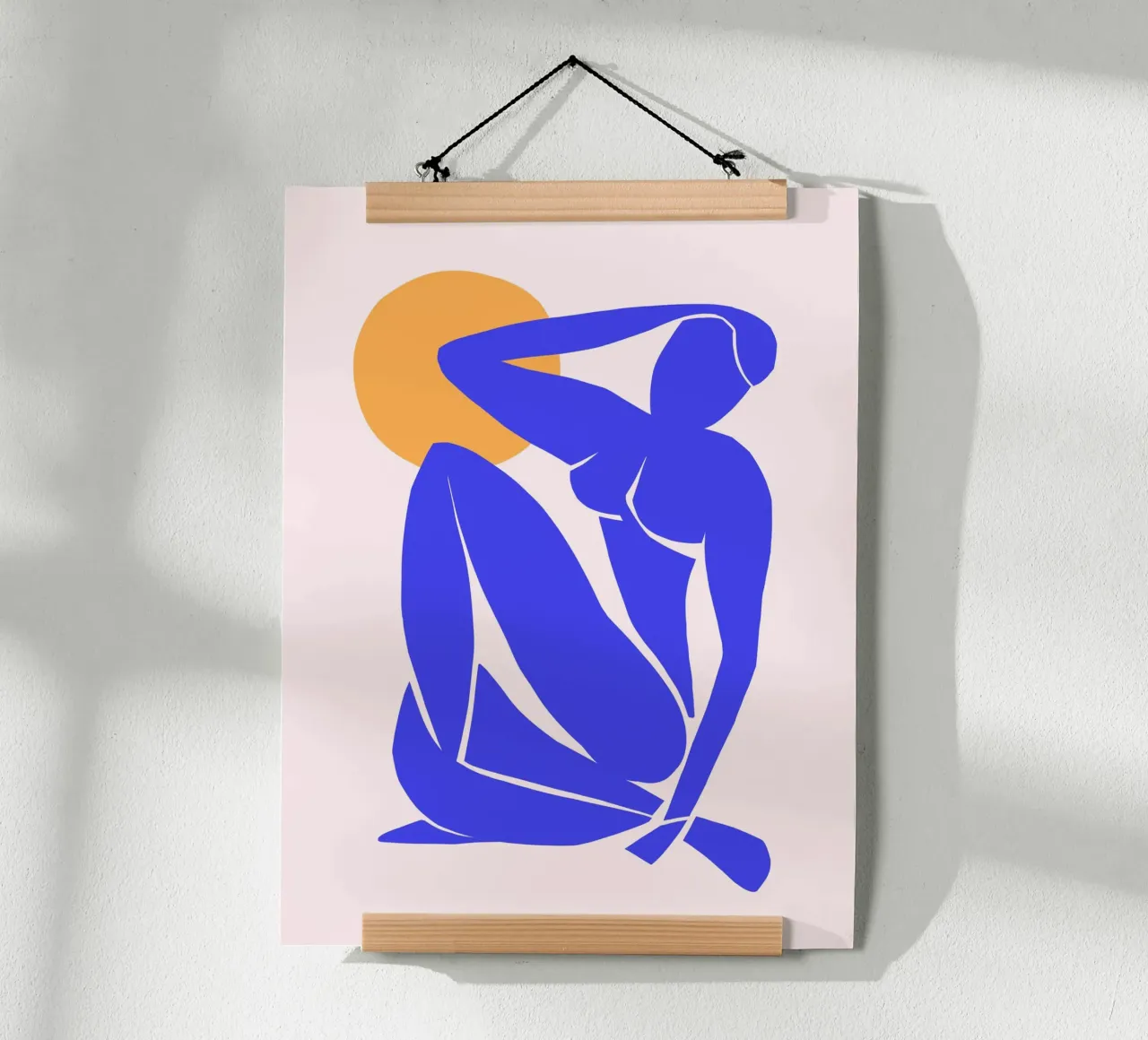Von Matisse inspirierte abstrakte blaue Dame in der Sonne Poster mit Holzrahmen von Dominique Vari