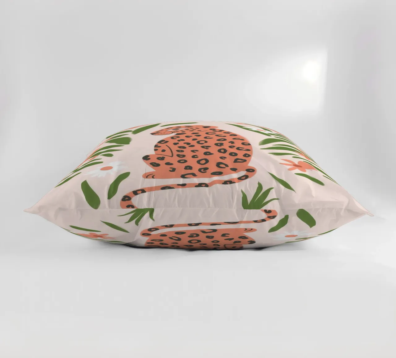 Leopardo floreale cuscino da Artie Shifa