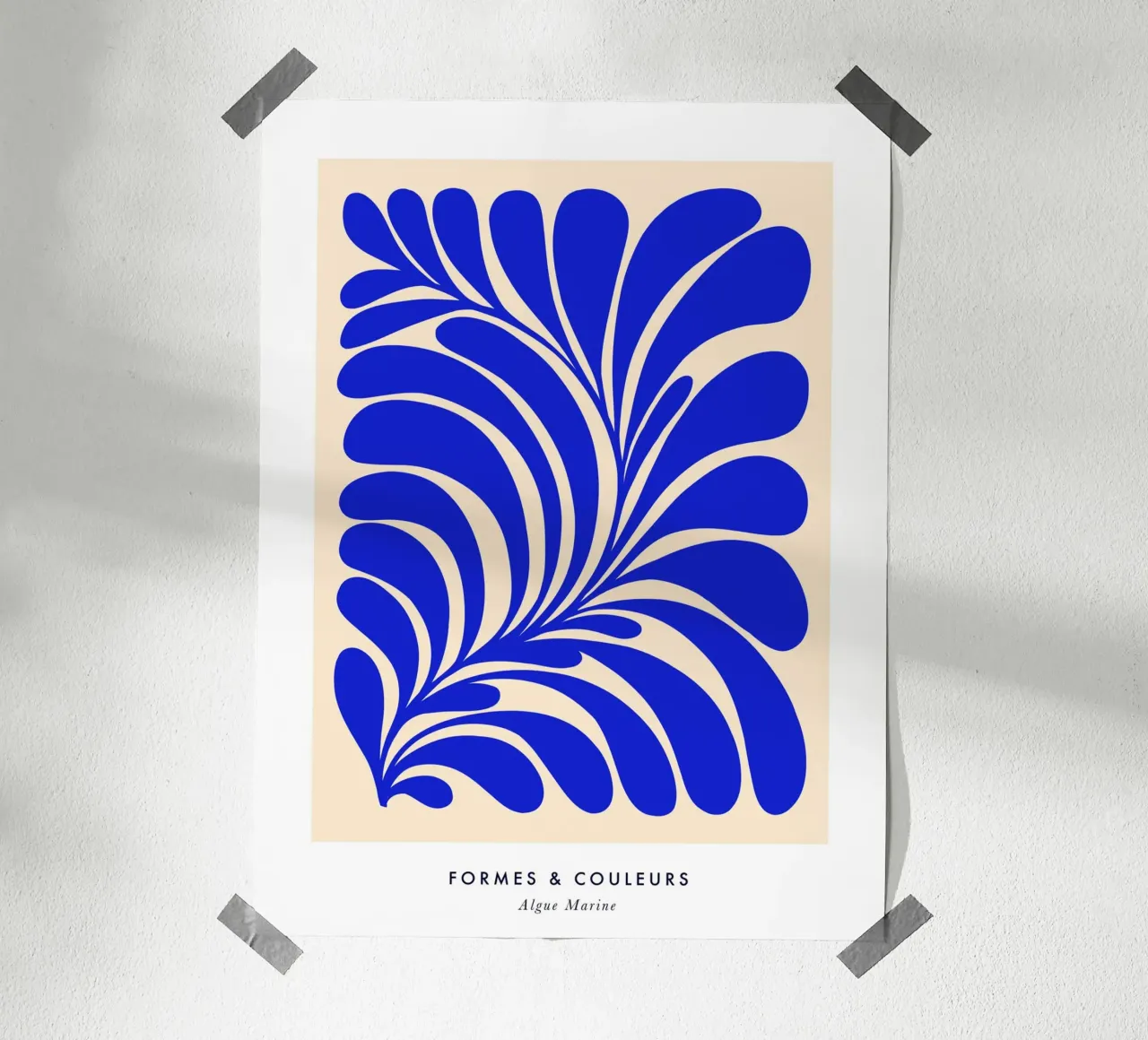 Collage di alghe blu di ispirazione matissiana poster con telaio in alluminio da Dominique Vari