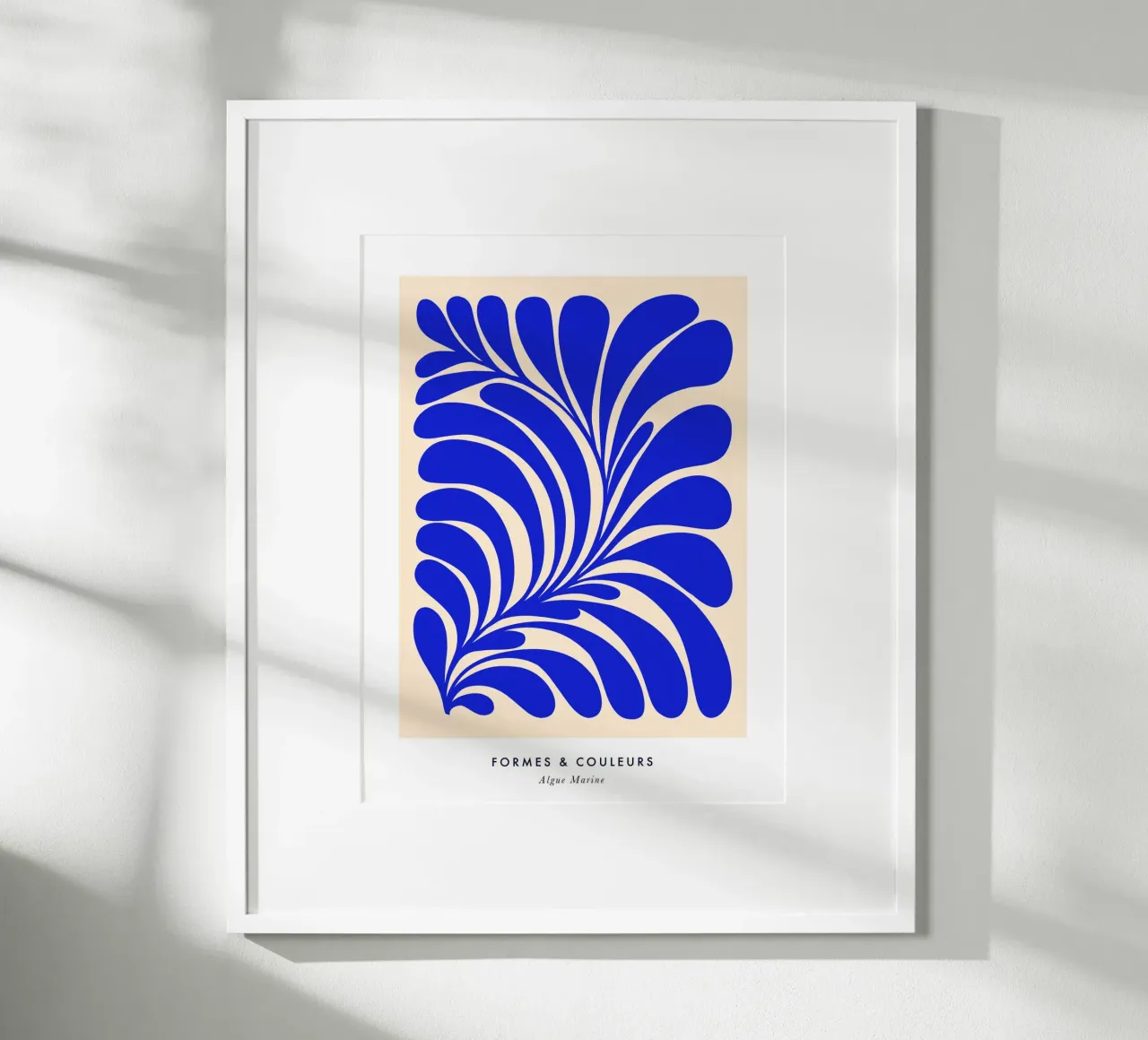 Collage di alghe blu di ispirazione matissiana poster con telaio in alluminio da Dominique Vari