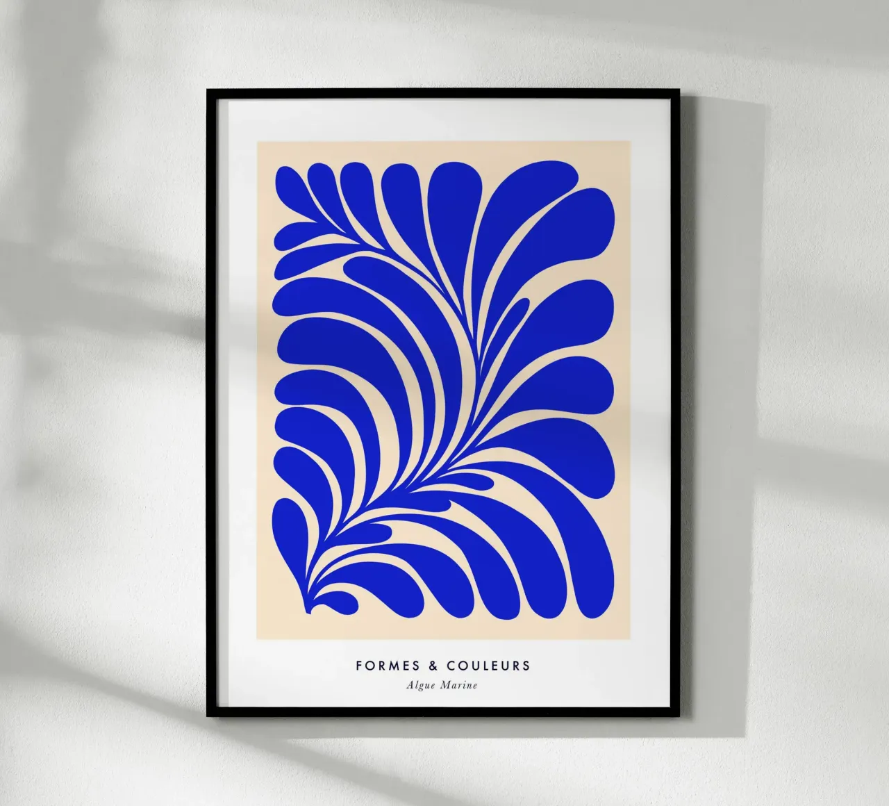 Collage di alghe blu di ispirazione matissiana poster con telaio in alluminio da Dominique Vari