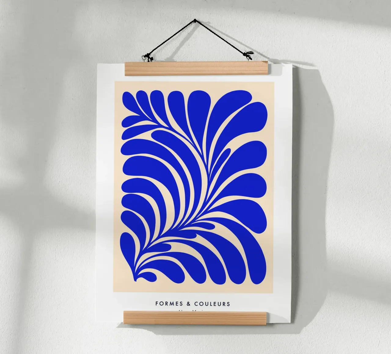 Collage di alghe blu di ispirazione matissiana poster con telaio in alluminio da Dominique Vari