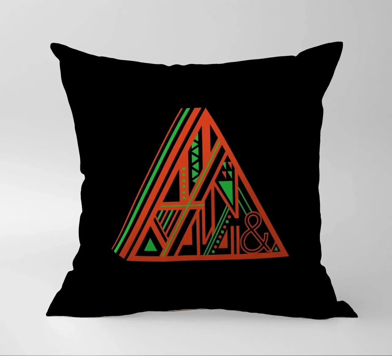 Triangle cuscino da Petros Afshar