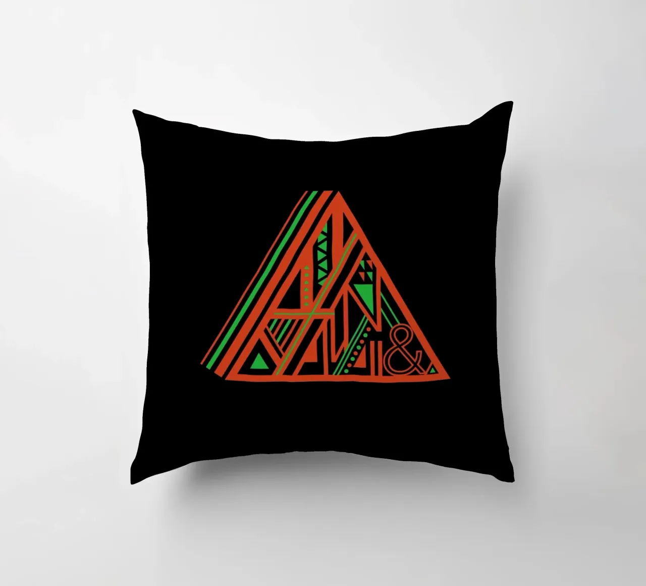 Triangle cuscino da Petros Afshar