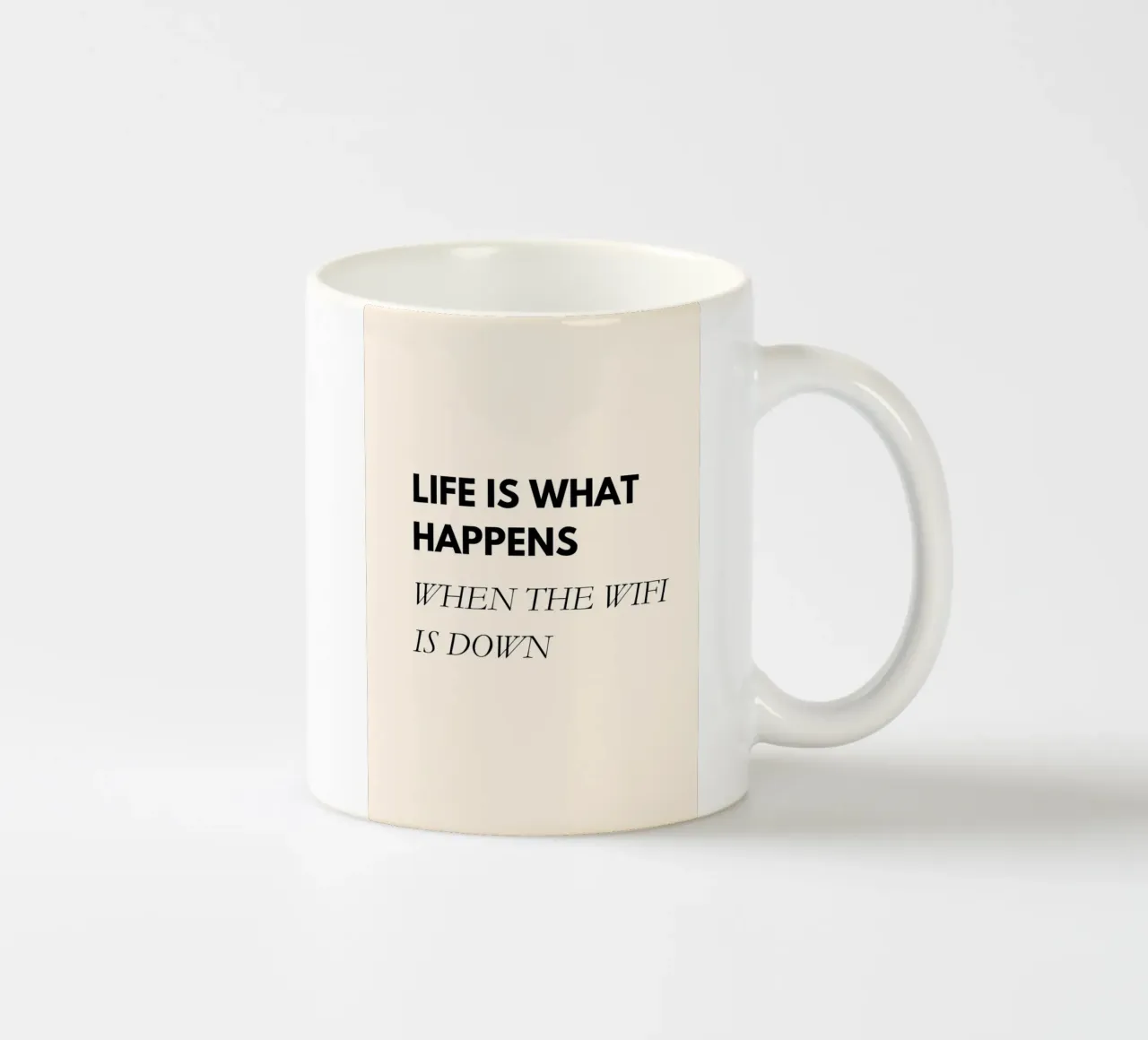 Life Is What Happens When the WiFi Is Down | Fun Office Art tazza in ceramica da PrintCessStudio