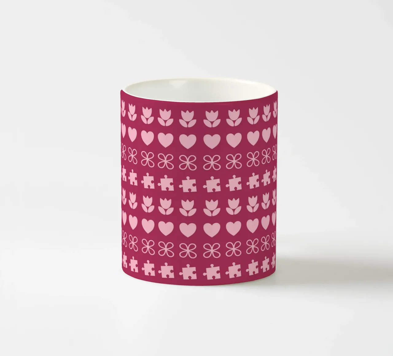 Design di San Valentino. Colori viola e rosa, simboli d'amore tazza in ceramica da CreatedbySon