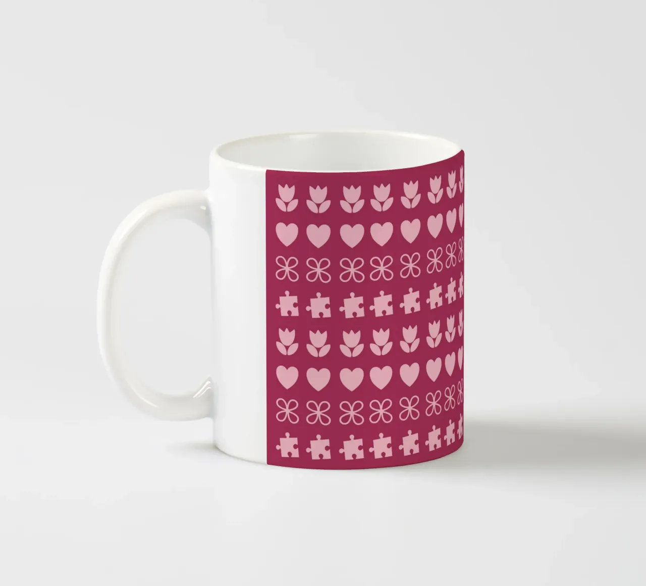Design di San Valentino. Colori viola e rosa, simboli d'amore tazza in ceramica da CreatedbySon