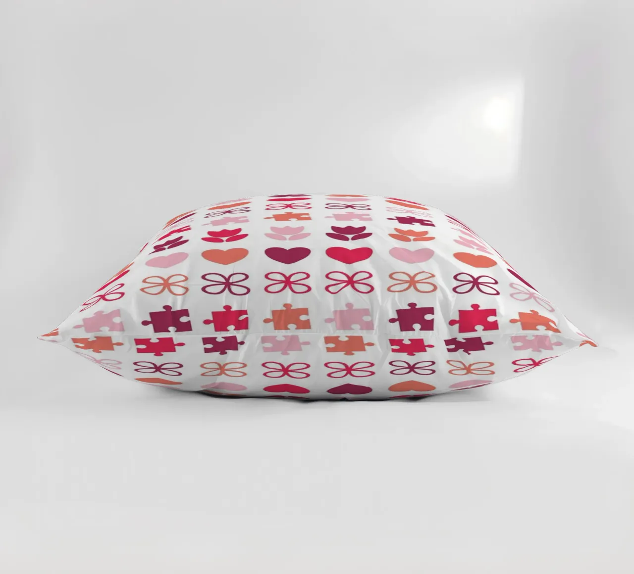 Design di San Valentino. Colori viola e rosa, simboli d'amore cuscino da CreatedbySon