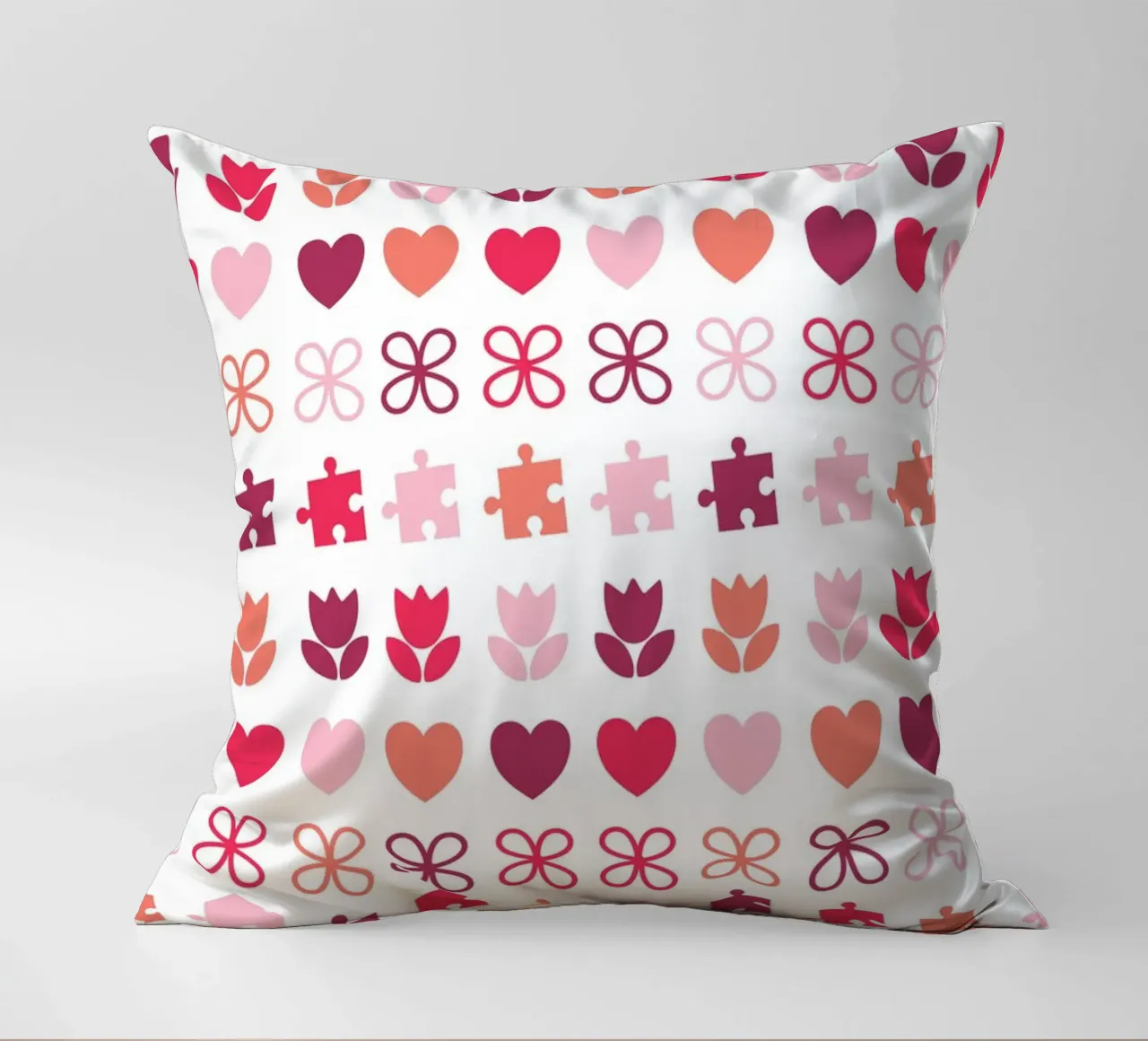 Design di San Valentino. Colori viola e rosa, simboli d'amore cuscino da CreatedbySon