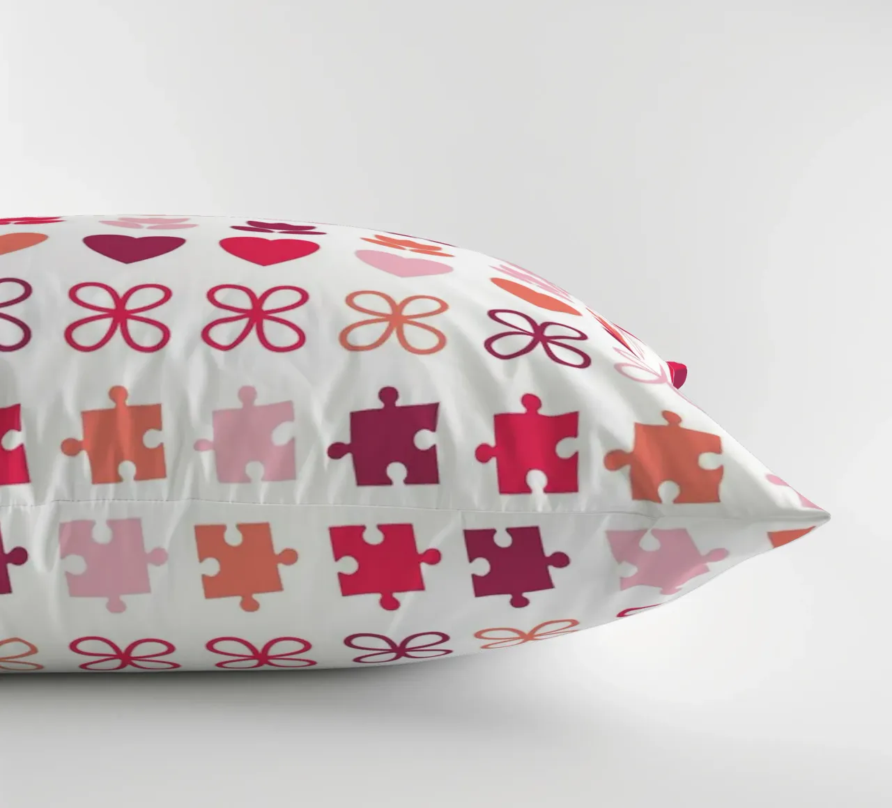 Design di San Valentino. Colori viola e rosa, simboli d'amore cuscino da CreatedbySon