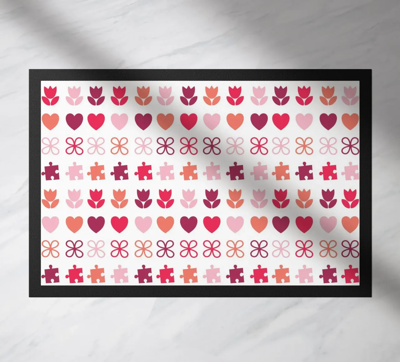 Design di San Valentino. Colori viola e rosa, simboli d'amore zerbino da CreatedbySon