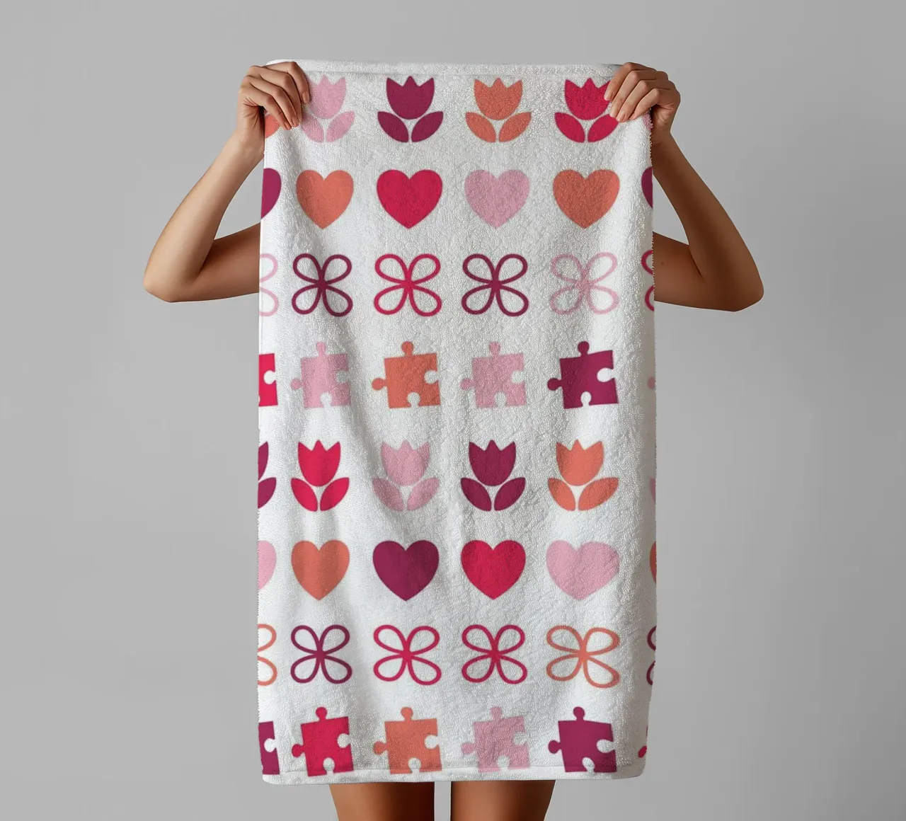 Design di San Valentino. Colori viola e rosa, simboli d'amore asciugamano da bagno da CreatedbySon